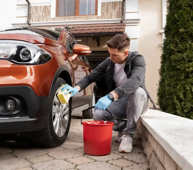 Lavage auto à domicile Beauchamp : professionnel intervenant sur un véhicule
